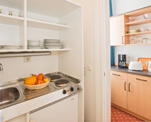 Familienzimmer Typ 2 Smaragd Küche - Urlaubshotel Strandvilla Imperator mit Ferienwohnungen und Zimmern im Seebad Bansin auf Usedom