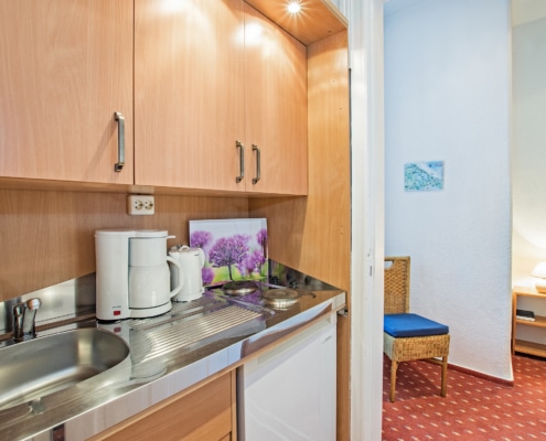 Familienzimmer Rubin Küche 1 - Urlaubshotel Strandvilla Imperator mit Ferienwohnungen in Bansin auf Usedom